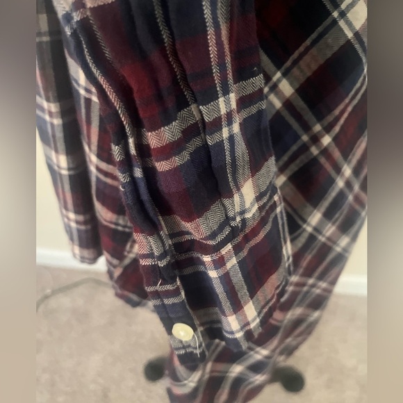 DKNY women’s size M navy/burgundy plaid‎ high/low button down blouse. - Picture 5 of 5